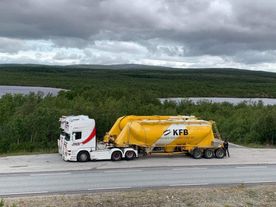 To trailerer med gule tilhengere